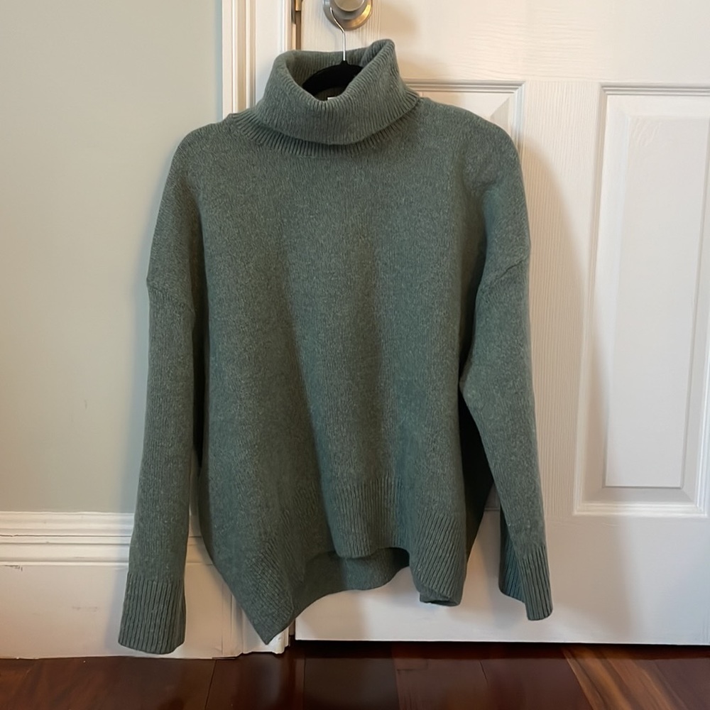 Rarely worn H&M turtleneck sweater